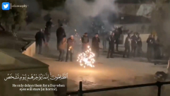  شاهد: لحظة الاعتداء على المصلين في الأقصى بالقنابل الصوتية